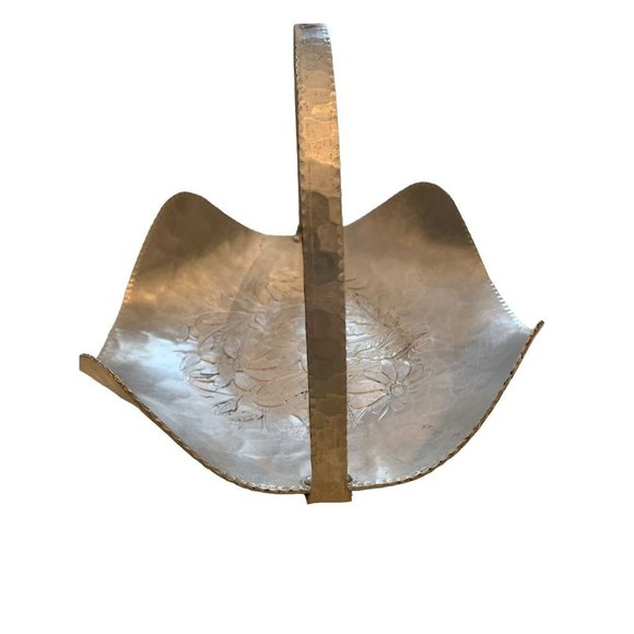 Vintage Hammered Aluminum Metal Handled Basket Daisy Embossed Hand Forged - Picture 3 of 10
